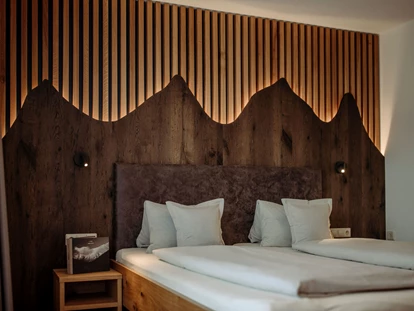 Hotels an der Piste - Skiverleih - Bergblickzimmer Bett - Hotel Waldfrieden