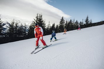 Skihotel: Kinder im Skikurs mit Skilehrer - Hotel Sonnblick