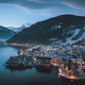 Skihotel: Abendlicher Ausblick auf die Stadt Zell am See - Hotel Sonnblick