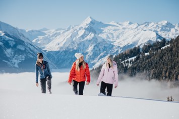 Skihotel: Winterwandern mit Blick auf das Kitzsteinhorn - Hotel Sonnblick