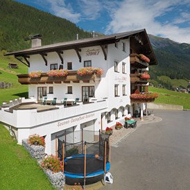 Skihotel: Sommeransicht - Hotel Garni Landhaus Strolz