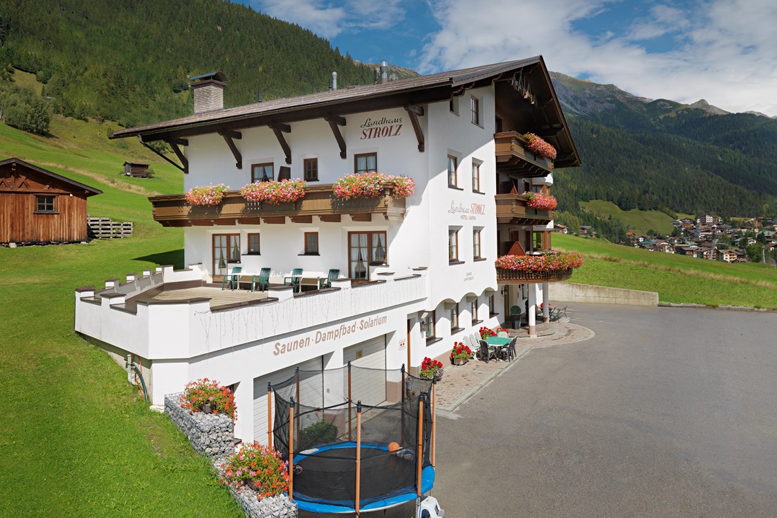 Skihotel: Sommeransicht - Hotel Garni Landhaus Strolz