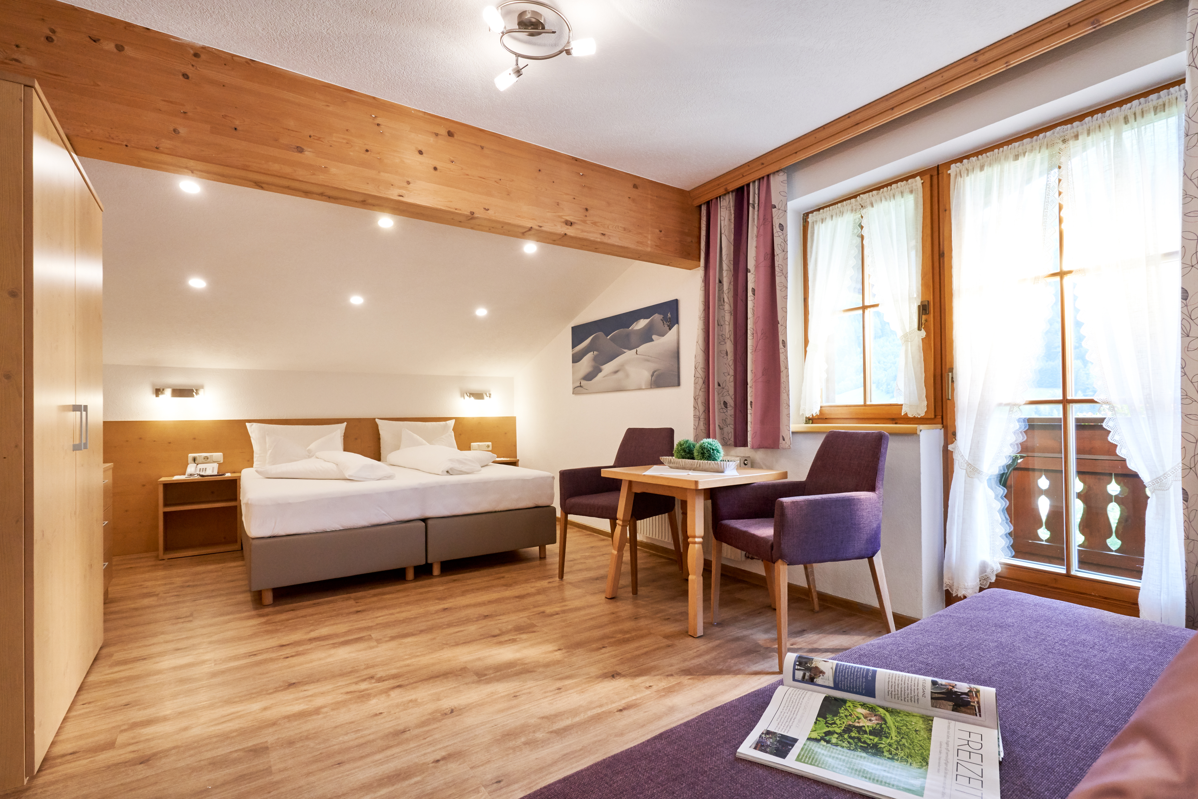 Hotels an der Piste - Trockenraum - Tirol - Dreibettzimmer - Landhaus Strolz St. Anton am Arlberg - Hotel Garni Landhaus Strolz