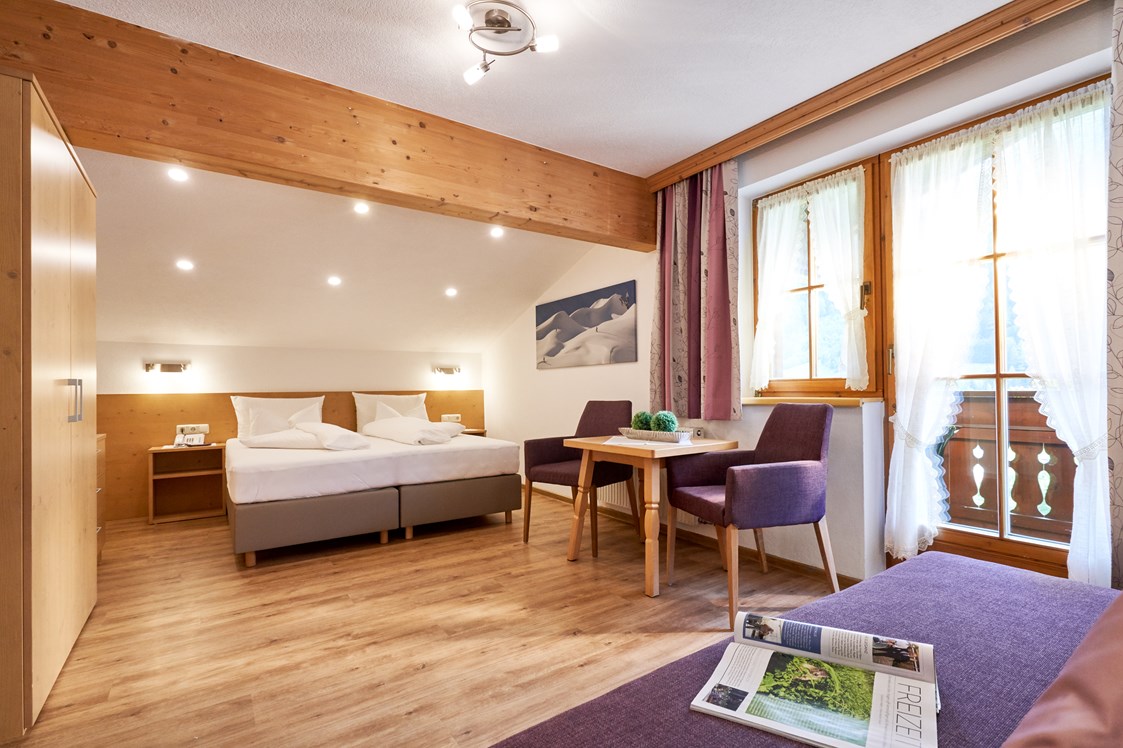 Skihotel: Dreibettzimmer - Hotel Garni Landhaus Strolz
