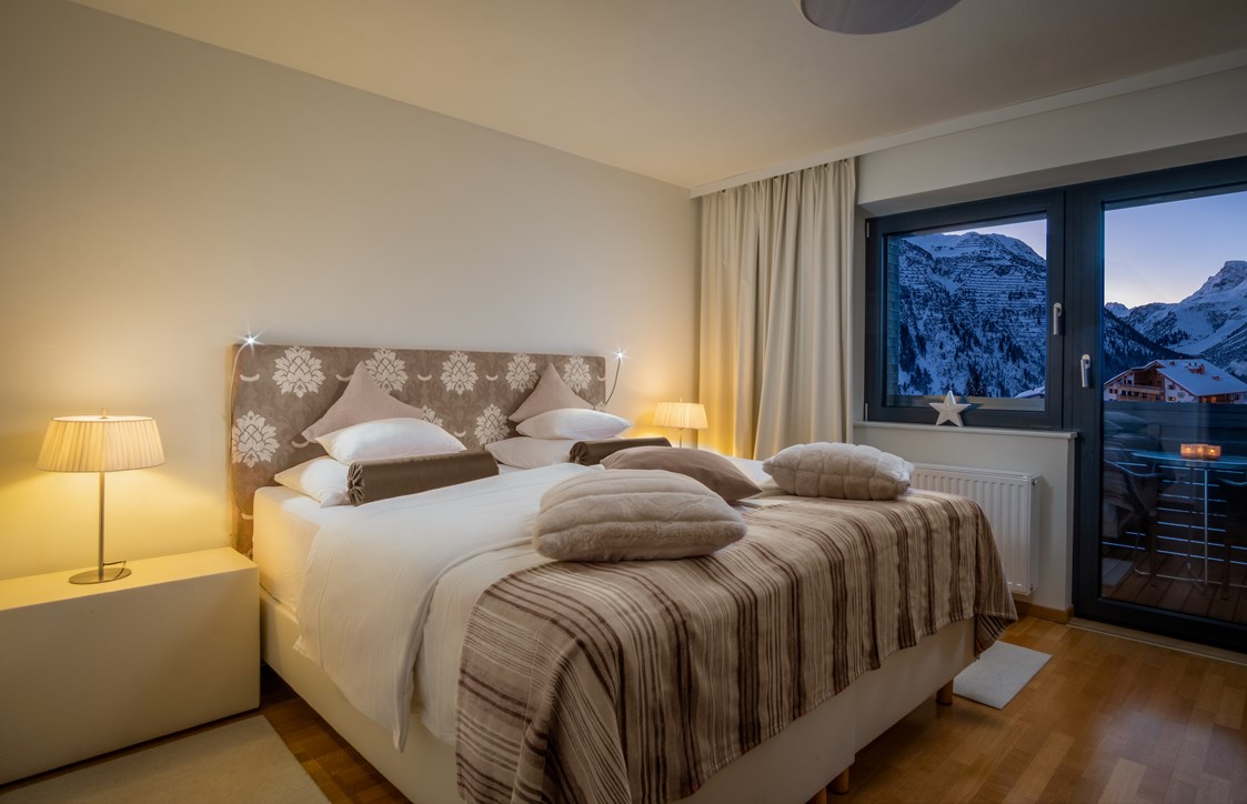 Skihotel: Doppelzimmer mit Balkon zur Südseite - mit Blick über den Rüfikopf und den Omesberg - Hotel Bergkristall