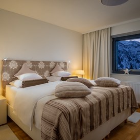 Skihotel: Doppelzimmer mit Balkon zur Südseite - mit Blick über den Rüfikopf und den Omesberg - Hotel Bergkristall