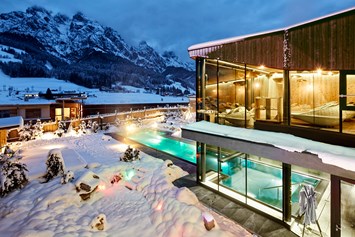 Skihotel: Beheizter Thermalpool im Mountain Spa (exklusiv für Erwachsene) mit Inneneinstieg und kuscheligen 33° C. - Good Life Resort die Riederalm ****S