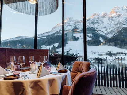 Hotels an der Piste - PLZ 6373 (Österreich) - Restaurant-Stube Bergseele mit tiefverschneiten Leoganger Steinbergen im Hintergrund - Good Life Resort die Riederalm ****S