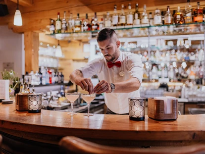 Hotels an der Piste - PLZ 6373 (Österreich) - gemütliche Hotelbar mit einer großen Auswahl an verschiedenen Drinks - Good Life Resort die Riederalm ****S