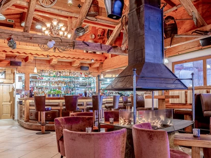 Hotels an der Piste - PLZ 6373 (Österreich) - urige Hotelbar - Good Life Resort die Riederalm ****S