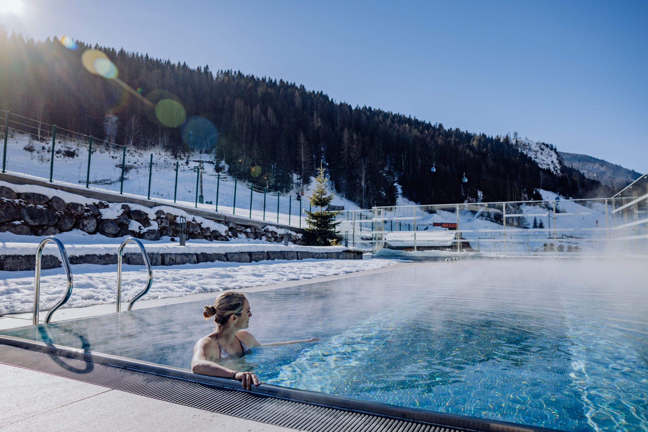Skihotel: Outdoor Pool mit Blick auf die Gondel & Skipiste - Good Life Resort die Riederalm ****S