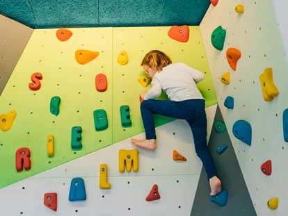 Hotels an der Piste - PLZ 6373 (Österreich) - Kinder-Kletterwand im Game Room - Good Life Resort die Riederalm ****S