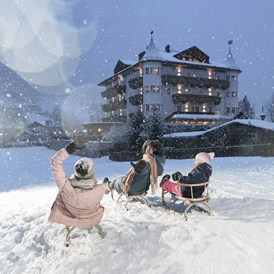 Skihotel: Schlittenfahren direkt am Hotel - 4* Hotel Bergzeit 