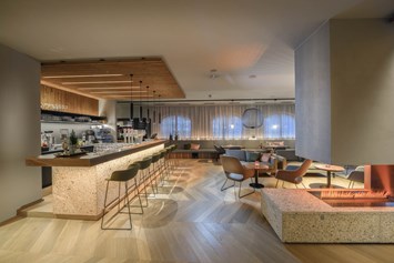 Skihotel: neu gestalteter Bar- & Loungebereich im Hotel - 4* Hotel Bergzeit 