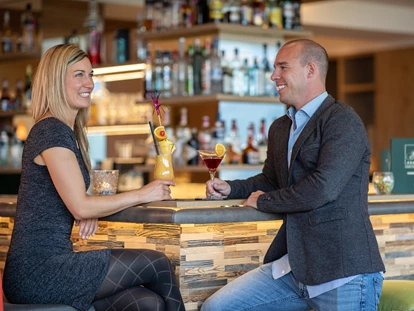 Hotels an der Piste - Skiverleih - Panoramabar mit Kamin im Hotel Schütterhof***, daneben die RaucherLounge und eine Players Lounge mit Brettspielen. - Hotel Schütterhof GmbH