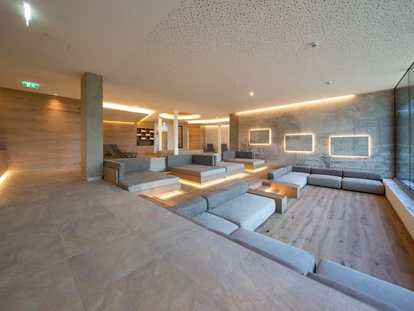 Hotels an der Piste - Skiverleih - In der großen RuheLounge im Bereich der Panoramasaunen können Sie sich selbst Tees zubereiten. - Hotel Schütterhof GmbH