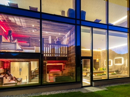 Hotels an der Piste - Skiverleih - Die doppelstöckige Stadlsauna im Relax & Vital Spa ab 16 Jahren mit 2 Temperaturzonen. - Hotel Schütterhof GmbH