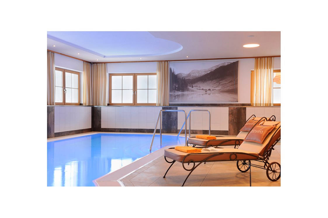 Skihotel: Schwimmbad mit Gegenstrom - **** Hotel Alpenrose Zauchensee