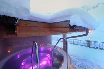 Skihotel: einziger outdoor Whirlpool in Zauchensee - **** Hotel Alpenrose Zauchensee