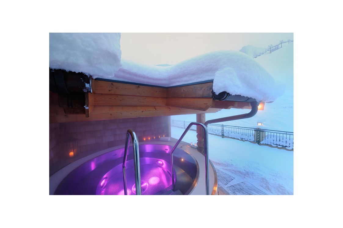 Skihotel: einziger outdoor Whirlpool in Zauchensee - **** Hotel Alpenrose Zauchensee
