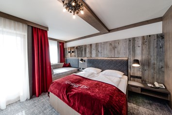 Skihotel: Doppelzimmer mit Kuschelecke - **** Hotel Alpenrose Zauchensee