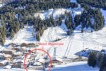Skihotel: Lage direkt an Piste und 4er-Sessellift - **** Hotel Alpenrose Zauchensee