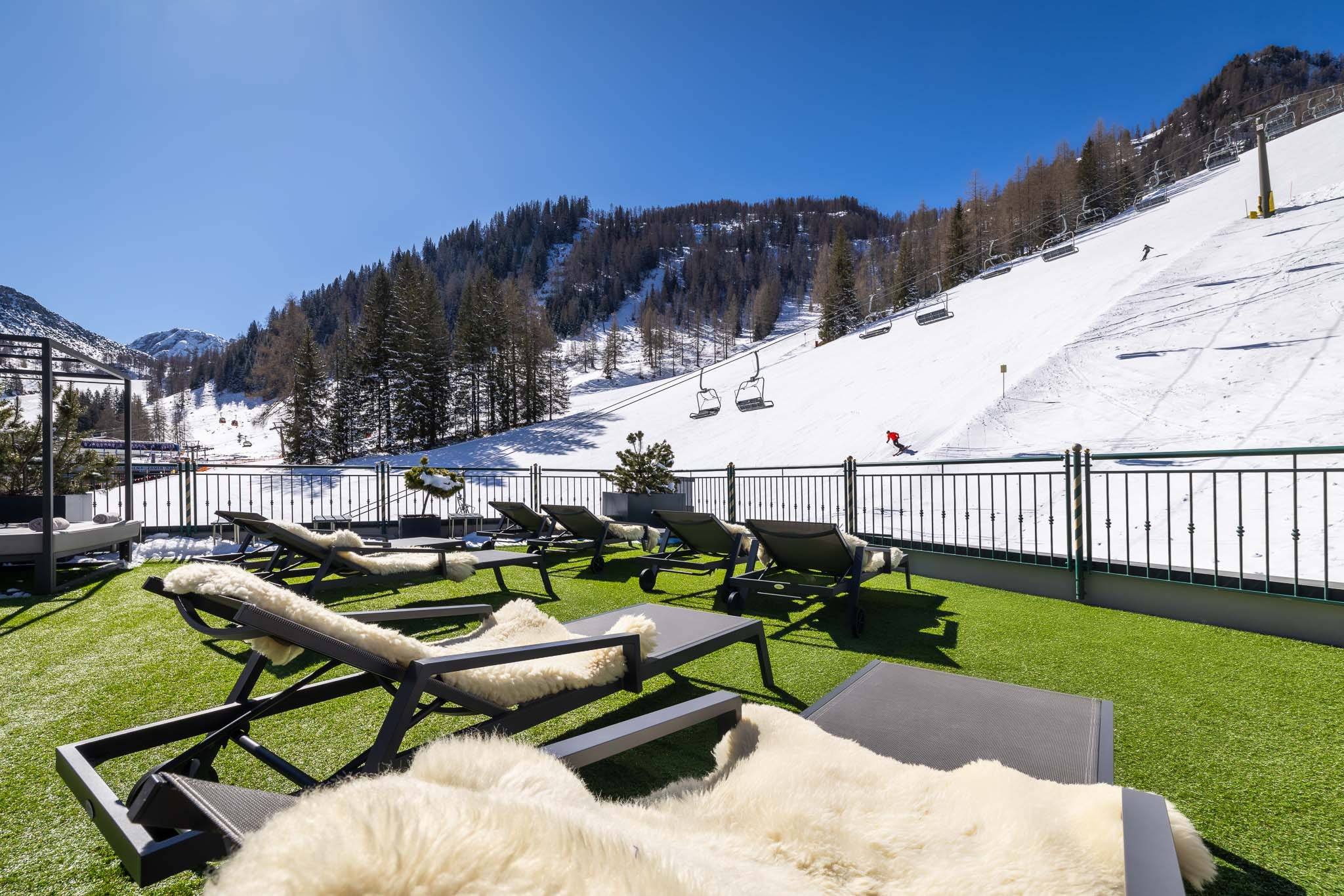 Skihotel: Dachterrasse mit Blick auf die Piste - Hotel Alpenrose Zauchensee - Wellness | Spa