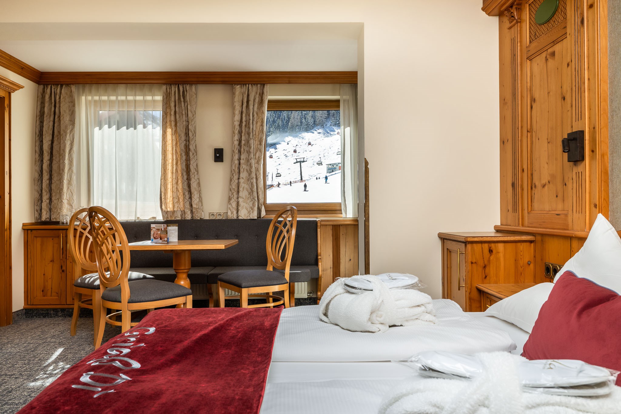 Skihotel: Komfortzimmer de luxe mit Ausblick auf Piste  - Hotel Alpenrose Zauchensee - Wohnen | Schlafen