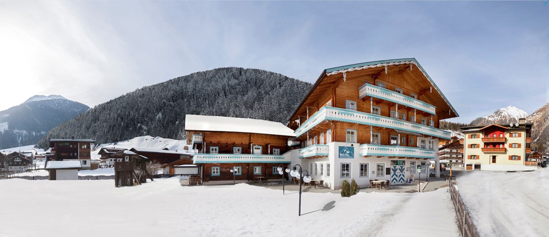 Skihotel: Der Jenshof mit dem Haus Figol im Hintergrund. - SCOL Sporthotel Großglockner