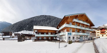 Hotels an der Piste - Hohe Tauern - Der Jenshof mit dem Haus Figol im Hintergrund. - SCOL Sporthotel Großglockner