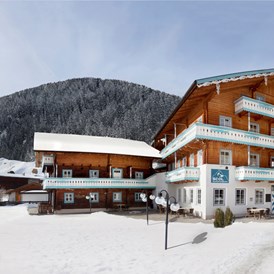 Skihotel: Der Jenshof mit dem Haus Figol im Hintergrund. - SCOL Sporthotel Großglockner