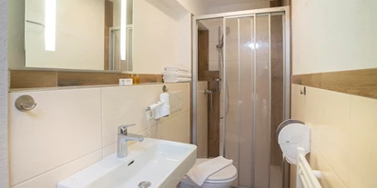 Hotels an der Piste - barrierefrei - Bichl (Matrei in Osttirol) - Badezimmer Almhütte - SCOL Sporthotel Großglockner