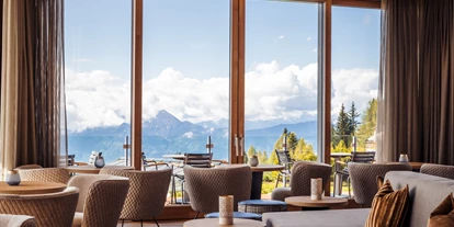 Hotels an der Piste - Skiverleih - Wintergarten mit Ausblick auf die umliegende Bergwelt - Mountain Resort Feuerberg