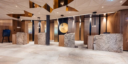 Hotels an der Piste - Skiverleih - Lobby mit Rezeption - Mountain Resort Feuerberg