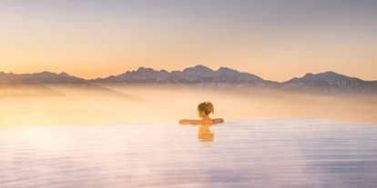 Hotels an der Piste - Skiverleih - Sonnenaufgang im Unendlichpool genießen - Mountain Resort Feuerberg