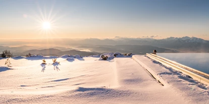 Hotels an der Piste - Skiverleih - Wintermorgen im Unendlichpool - Mountain Resort Feuerberg