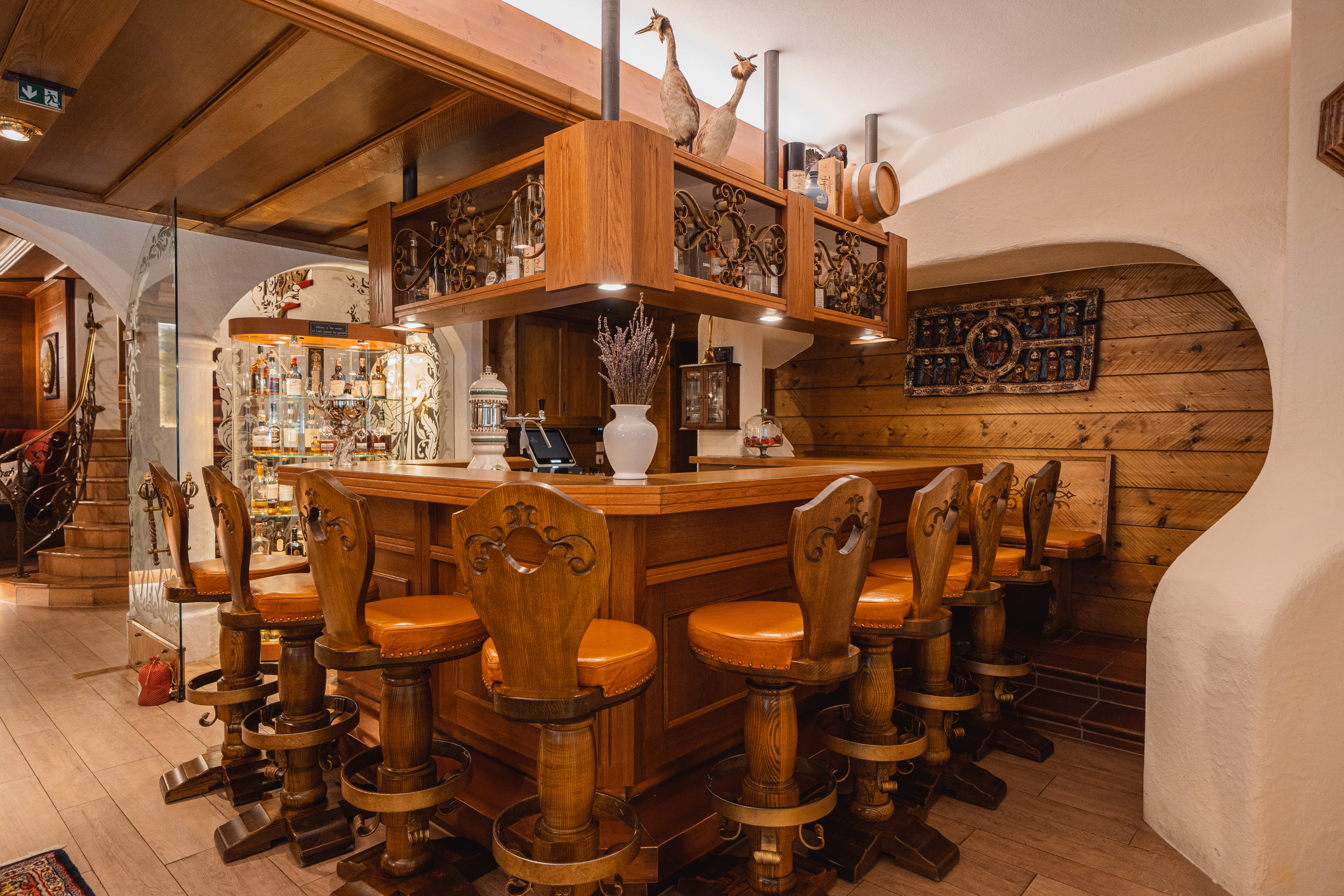 Skihotel: Gesellige Stunden an der Bar genießen  - Hotel Jagdhaus Monzabon