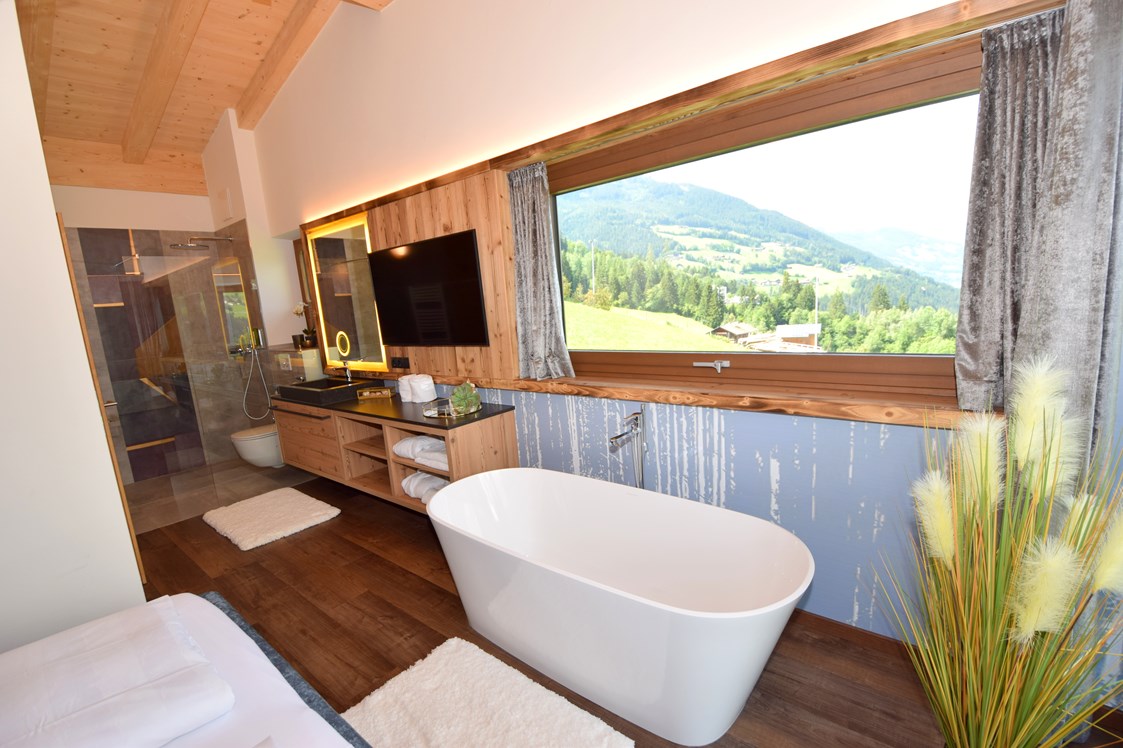 Skihotel: Freistehende Badewanne im Schlafzimmer - Chalets & Apartments Wachterhof