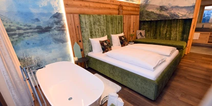 Hotels an der Piste - Skiraum: vorhanden - Rohrberg (Rohrberg) - Deluxe Suite Goldreh Masterbedroom mit Badewanne - Chalets & Apartments Wachterhof