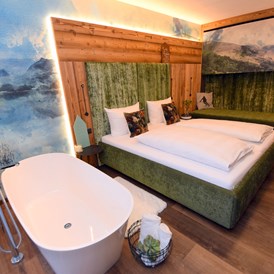 Skihotel: Deluxe Suite Goldreh Masterbedroom mit Badewanne - Chalets & Apartments Wachterhof