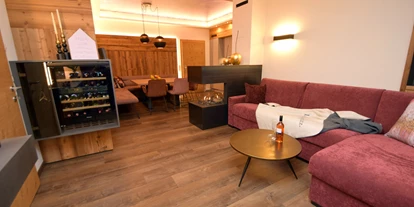 Hotels an der Piste - Skiraum: vorhanden - Rohrberg (Rohrberg) - Deluxe Suite Goldreh Wohnzimmer mit offenem Kamin - Chalets & Apartments Wachterhof
