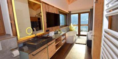 Hotels an der Piste - Skiraum: vorhanden - Rohrberg (Rohrberg) - Schlafzimmer mit offenem Badezimmer - Chalets & Apartments Wachterhof