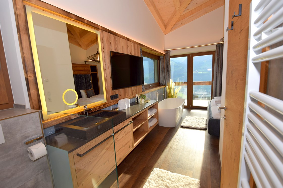 Skihotel: Schlafzimmer mit offenem Badezimmer - Chalets & Apartments Wachterhof