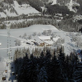 Skihotel: Sturmgut - eingebettet zwischen Talabfahrt und Gondelbahn - Berghof Sturmgut
