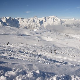 Skihotel: Skipisten mit Berg-Panorama - Berghof Sturmgut