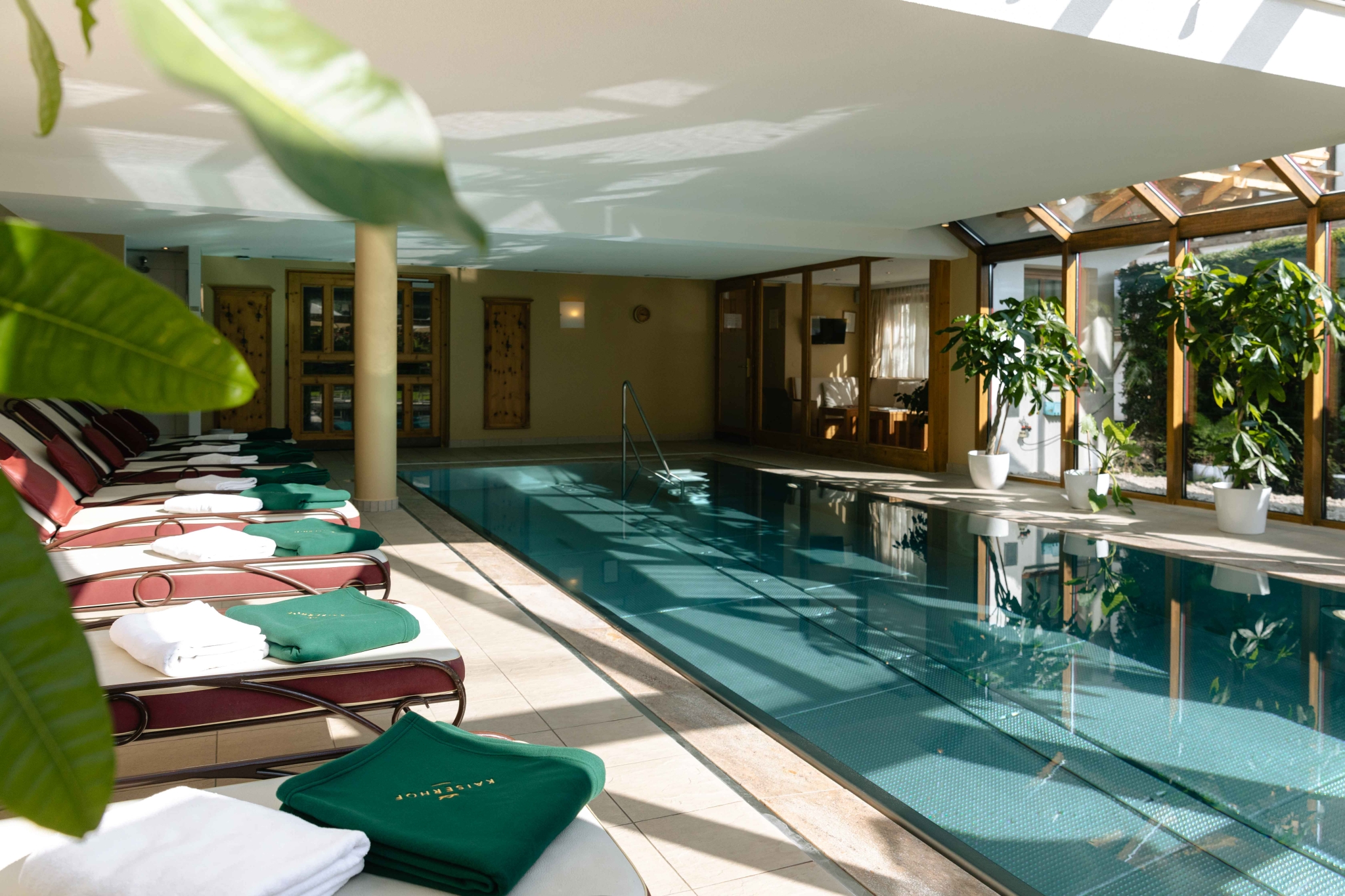 Skihotel: Indoor-Pool mit Granderwasser - Hotel Kaiserhof Kitzbühel