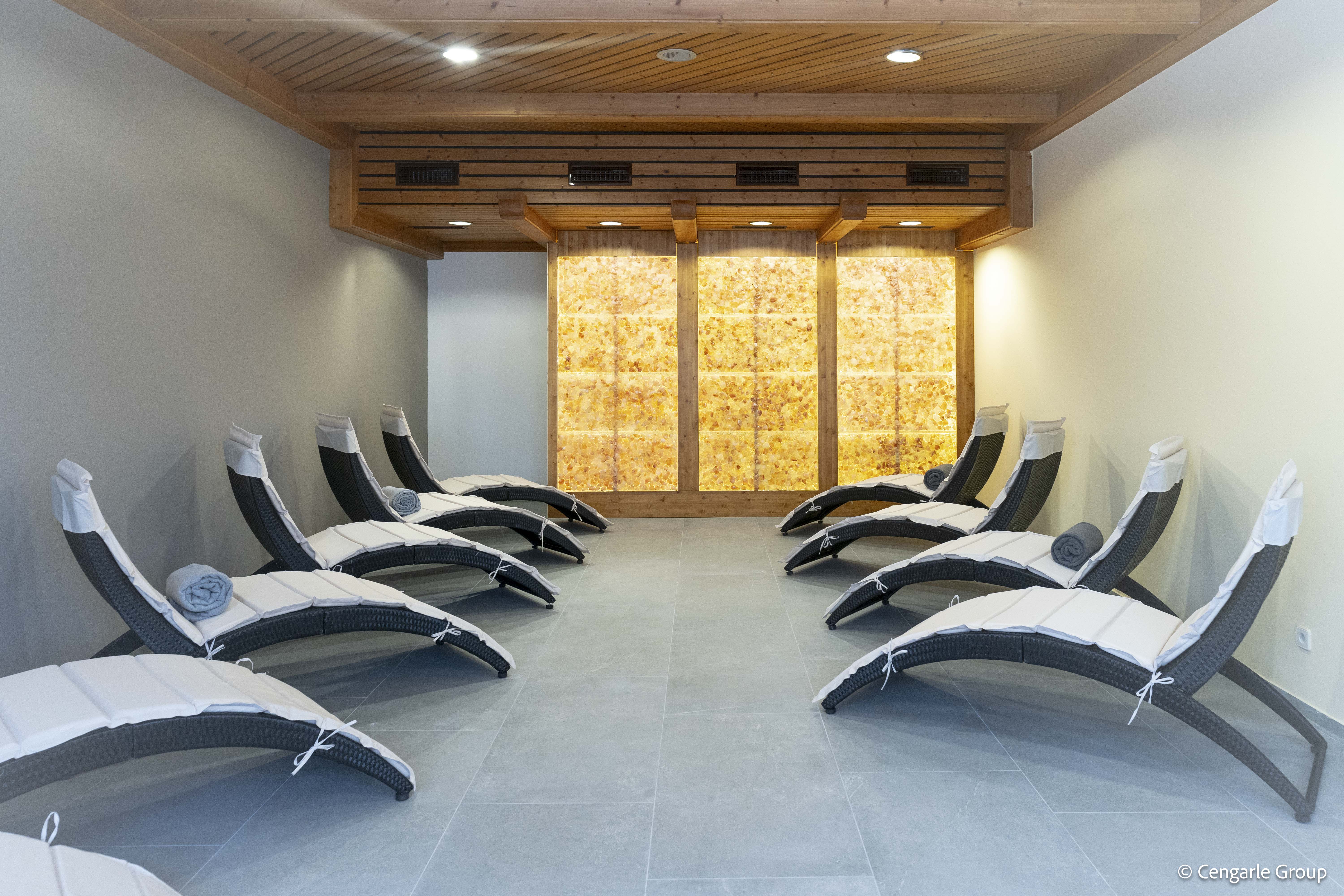 Hotels an der Piste - Kärnten - Sie sehnen sich nach Ruhe, Entspannung und Erholung vom Alltagsstress? Dann ist das ALPS Spa genau das Richtige für Sie. Dank unserer umfassenden Wellnessangebote können Sie sich vollkommen entspannen und die Seele baumeln lassen. Wählen Sie zwischen Pool, Sauna, Dampfbad Ihre Art des Wohlbefindens um ideal zu entspannen. Genießen Sie täglich erfrischende Schwimmrunden in unserem großzügigen Innenpool. Entspannen Sie in unseren Saunen und Dampfbädern, die Ihren Kreislauf anregen. - Bergresort Gerlitzen