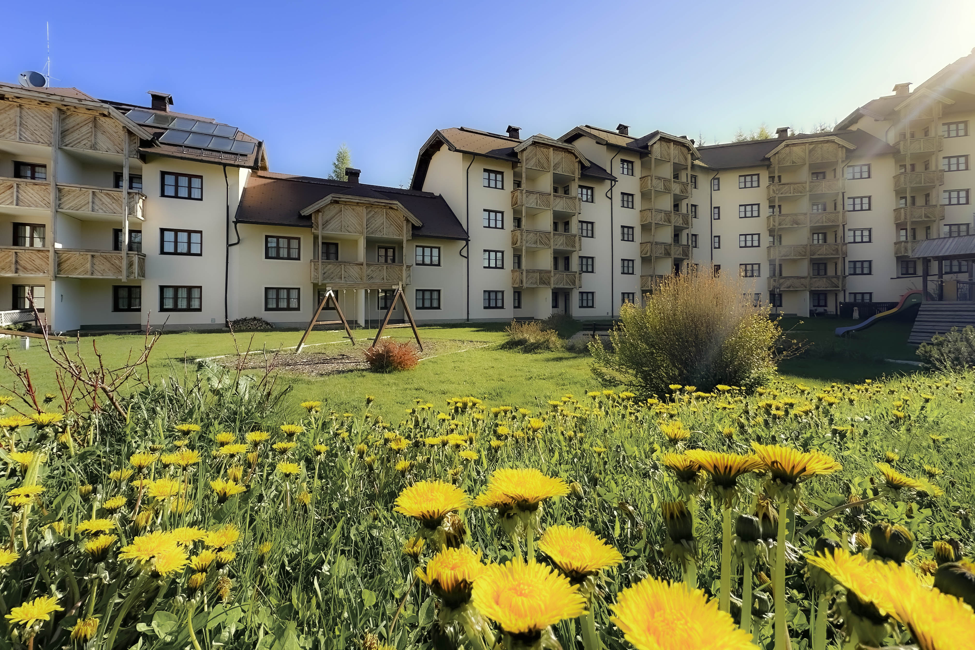 Skihotel: Ferienwohnungen auf der Gerlitzen an der Skipiste mit Wellnessbereich

Ob Sommer oder Winter, der Urlaub auf der Gerlitzen bietet zu jeder Jahreszeit ein abwechslungsreiches und unterhaltsames Programm für unsere Gäste. Im Sommer möchten die Gipfel in der Umgebung bei einer Wanderung entdeckt werden, während im Winter das Resort mit Ski-in/Ski-out die perfekten Bedingungen für einen gelungenen Skitag bietet. - Bergresort Gerlitzen