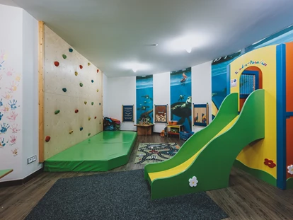 Hotels an der Piste - PLZ 6373 (Österreich) - Spielzimmer - ALL INCLUSIVE Hotel DIE SONNE****s