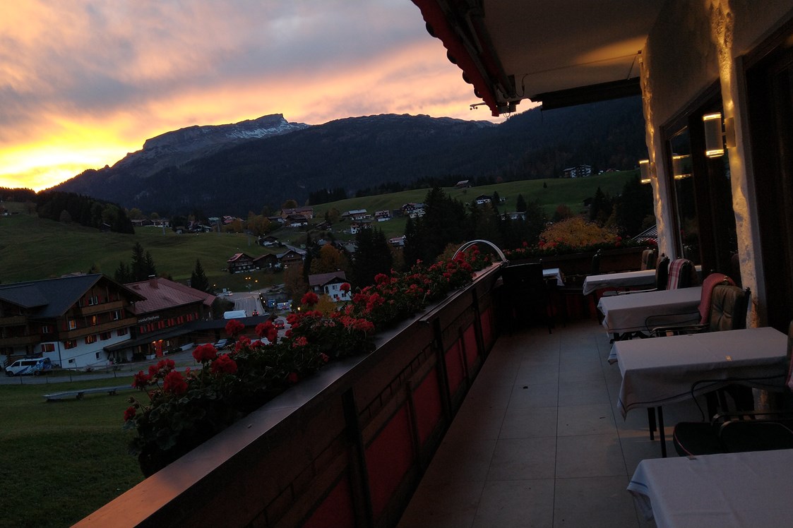 Skihotel: Blick von unserer Terrasse auf den Hohen Ifen - Almhof Rupp - das Genießerhotel